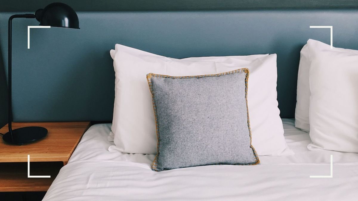 How to wash pillows properly at home: and how often to do it