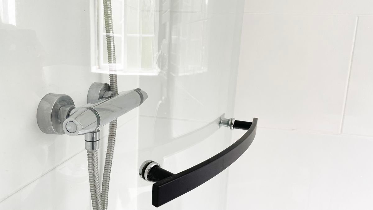 How to clean glass shower doors effectively in 5 easy steps