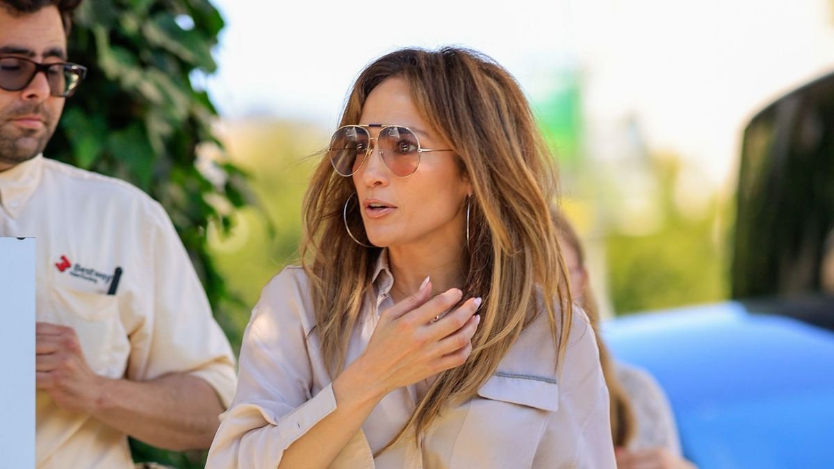 We adore JLo’s rustic lavender baskets in her cosy kitchen