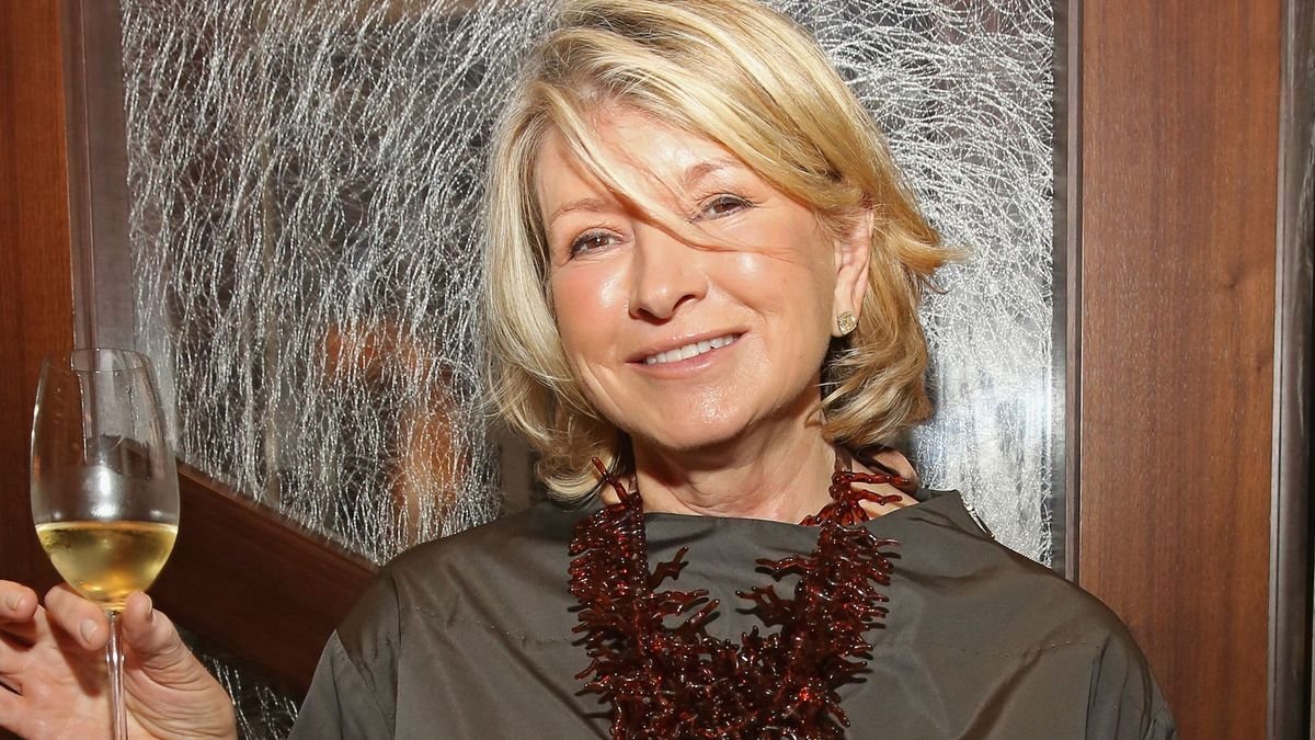 We love Martha Stewart’s chic hack for wrapping a bottle of wine as a gift