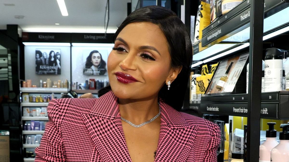 Mindy Kaling: giving this gift at a holiday party is a ‘faux pas’